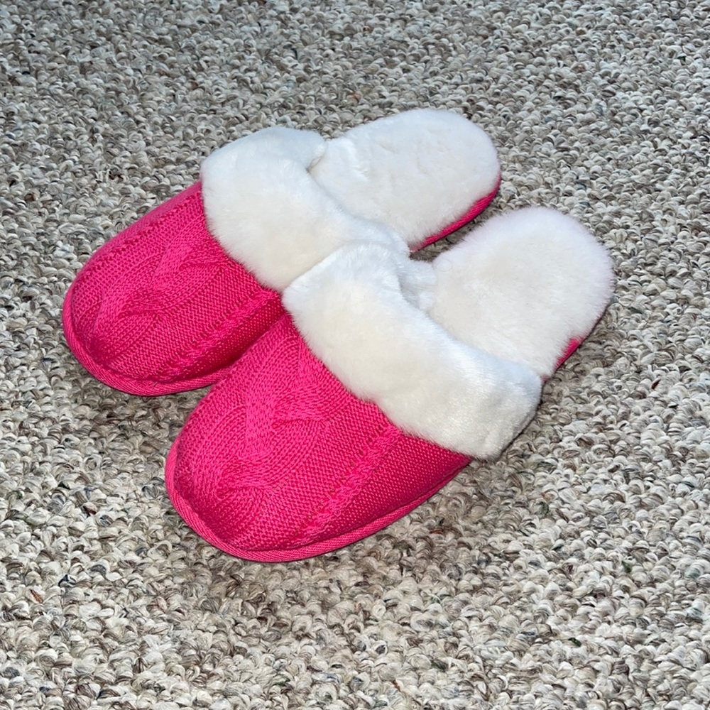 Victoria’s Secret Slippers (Hot Pink Knit With White Fur, Women’s Size Large)